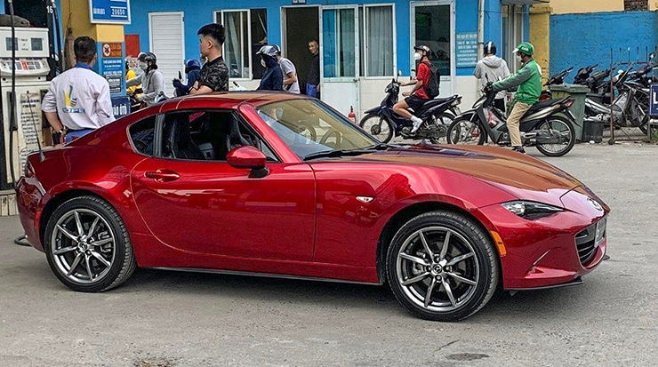 Mazda MX-5 RF thế hệ mới đầu tiên có mặt tại Việt Nam - 1