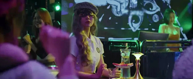 Mỹ nhân "lên đồ" đi bar trên màn ảnh: Nữ CEO "Thương ngày nắng về" gợi cảm không kém Quỳnh Nga - 1