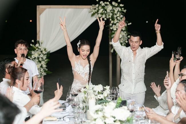 Tiệc cưới của Phương Trinh Jolie và chồng kém tuổi diễn ra ấm cúng nhưng không kém phần sang trọng với khách mời 20 người là họ hàng, bạn bè thân thiết.
