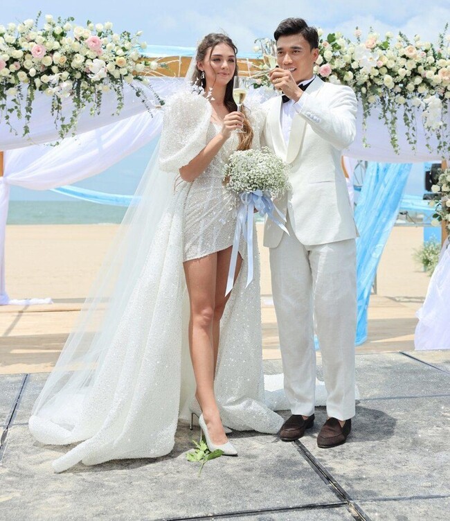 Vào ngày 22/5, thủ môn Bùi Tiến Dũng tổ chức lễ cưới tại một resort sang trọng ở Hồ Tràm để rước người mẫu Dianka Zakhidova “về dinh”.
