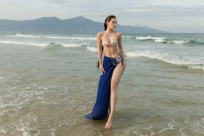 Bên cạnh đó, người đẹp An Giang cũng diện thêm bikini hình vỏ sò phô diễn thân hình bốc lửa.

