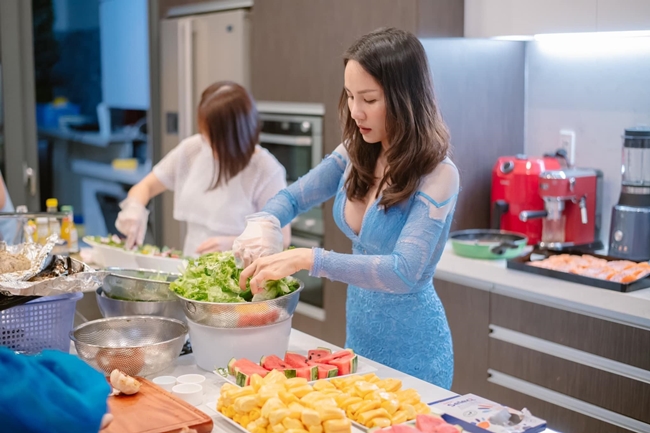 Nói về vấn đề này, Hoàng Bách từng lên tiếng:&nbsp;&#34;Đây có lẽ là câu chuyện buồn cười nhất với tôi từ trước tới nay, bản thân tôi cũng không biết nó từ đâu mà ra. Nhưng tôi thích những tin đồn như thế, thậm chí đã có lúc tôi tự hỏi tại sao dư luận lại biết rõ vợ mình hơn cả mình nữa nhỉ. Người ta cứ đồn vợ tôi là con nhà đại gia nức tiếng miền Tây nên thỉnh thoảng tôi cũng sinh nghi mà hỏi cô ấy, nhưng bà xã tôi luôn khẳng định “Người ta nói bậy đấy, anh đừng tin”.
