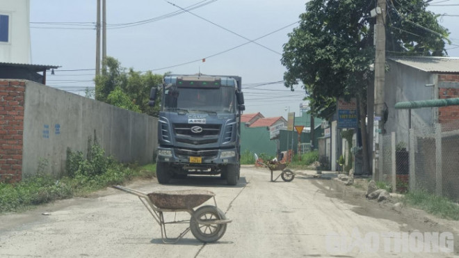 Người dân sử dụng xe rùa chặn xe ben ra vào các khu mỏ đất, đá.