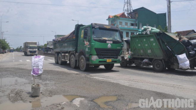 Người dân dùng xô chậu, cành cây trùm bao tải cảnh báo mặt đường QL1 mất TAGT.