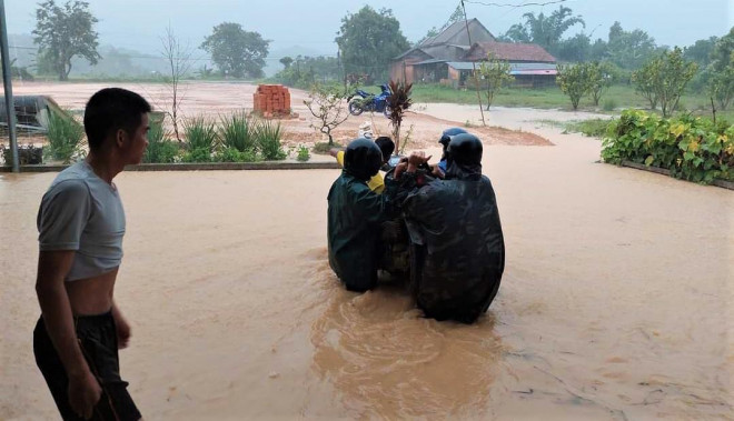 Mưa lớn kéo dài suốt đêm, nhiều nơi ở Lâm Đồng bị ngập sâu - 4