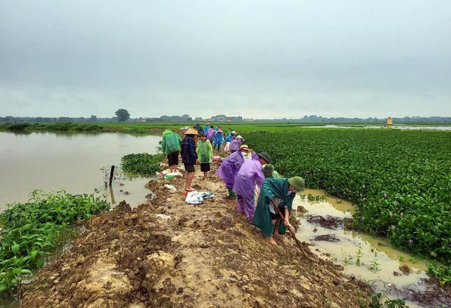 Trước tình hình đó, nhiều đội hình thanh niên xung kích sẵn sàng ứng phó với biến đổi khí hậu, triển khai nhiều hoạt động ý nghĩa. (Trong ảnh, hoạt động hỗ trợ, khắc phục hậu quả mưa lũ tại Vĩnh Phúc)