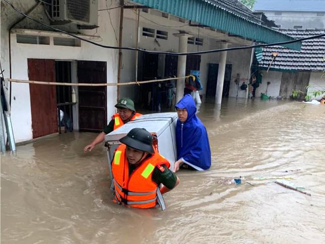 Đoàn viên thanh niên đã phối hợp với các lực lượng chức năng tích cực hỗ trợ người dân khắc phục hậu quả do mưa lũ, thu hoạch hoa màu, nạo vét kênh mương, khơi thông dòng chảy, vận chuyển đất, đá, cây đổ tại các tuyến đường nhằm hỗ trợ giao thông đi lại thuận tiện; hỗ trợ dọn dẹp giúp các hộ bị tốc mái, nghiêng nhà.