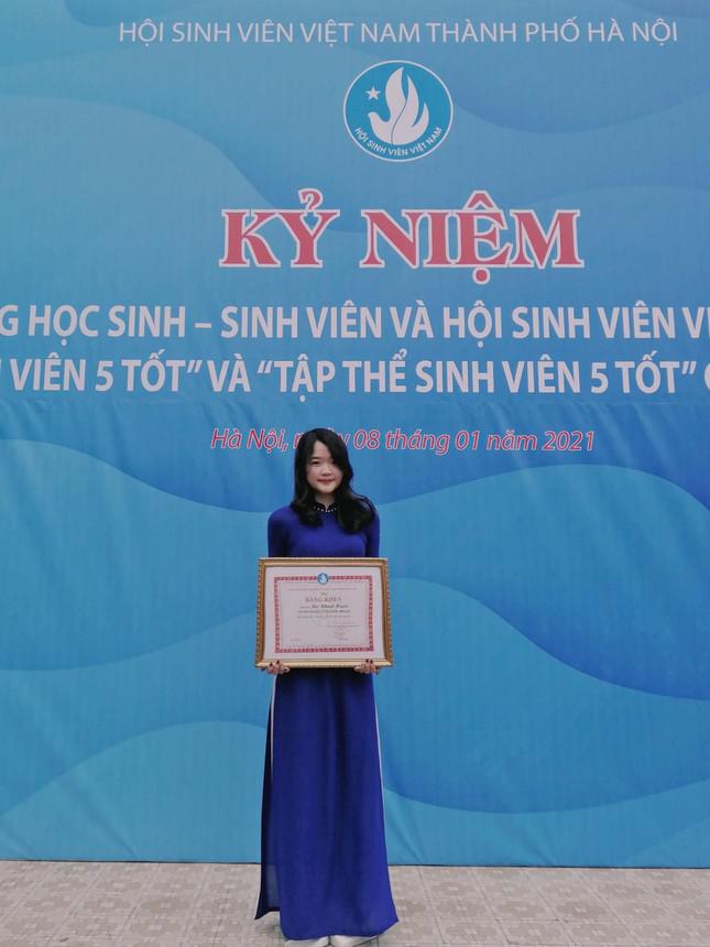 Khánh Huyền nhận bằng khen Sinh viên 5 tốt do Hội Sinh viên Thành phố Hà Nội trao tặng.