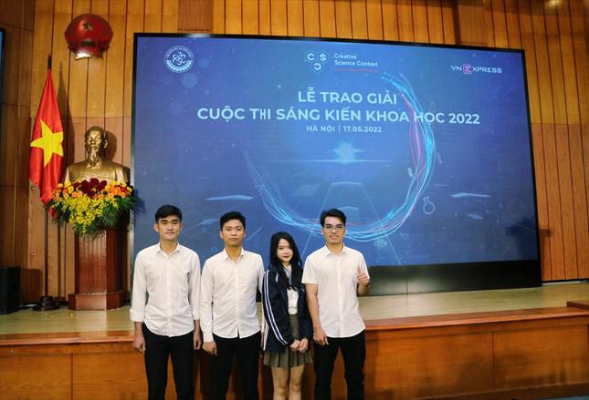 Khánh Huyền cùng các bạn sinh viên tham dự Lễ trao giải "Cuộc thi sáng kiến Khoa học 2022".