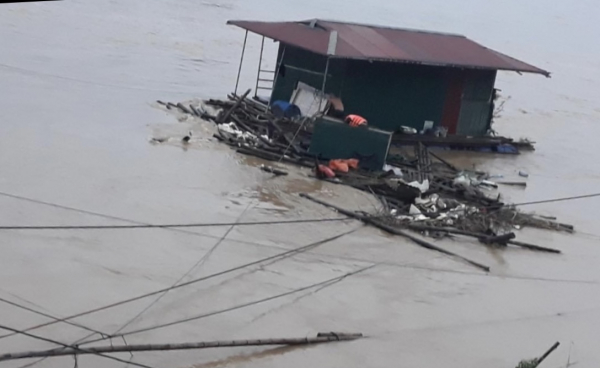 Tình trạng nhà bè nổi bị rác, cành cây, gỗ trôi từ phía thượng nguồn về mắc vào xung quanh và dưới gầm gây cản trở dòng nước, có nguy cơ làm đứt dây neo.