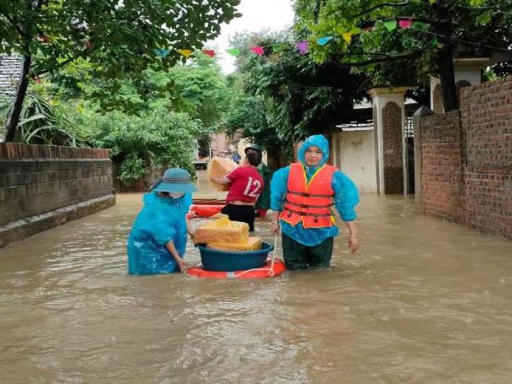 Ấm lòng hình ảnh thanh niên tích cực chung tay khắc phục hậu quả mưa lũ