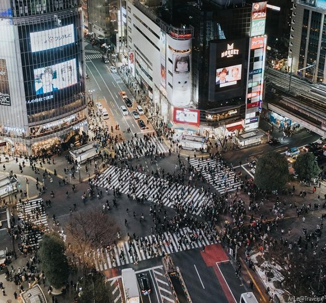 Shibuya&nbsp;Crossing&nbsp;là một địa chỉ rất&nbsp;nổi tiếng và cũng gần như là một biểu tượng ở Shibuya, Tokyo.
