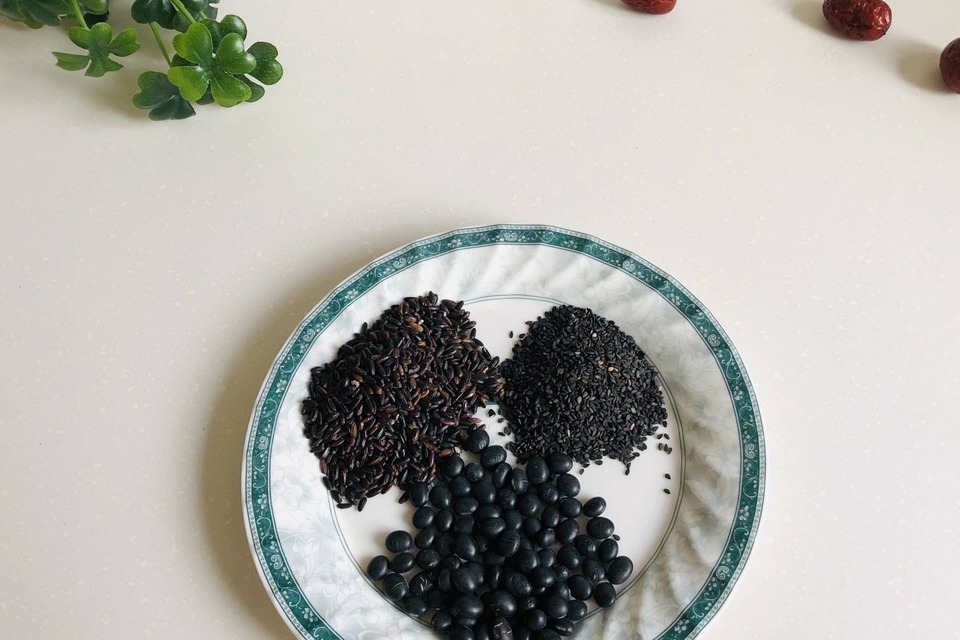Bored of soy milk, try your hand at making delicious and nutritious black bean milk - 1