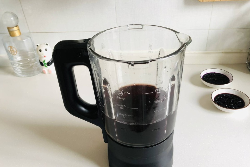 Bored of soy milk, try your hand at making delicious and nutritious black bean milk - 3