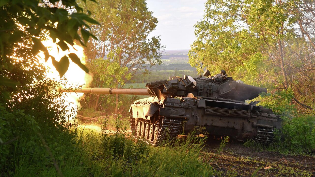 Xe tăng T-80 của Nga khai hỏa nhằm vào vị trí của quân đội Ukraine gần&nbsp;Lysychansk.