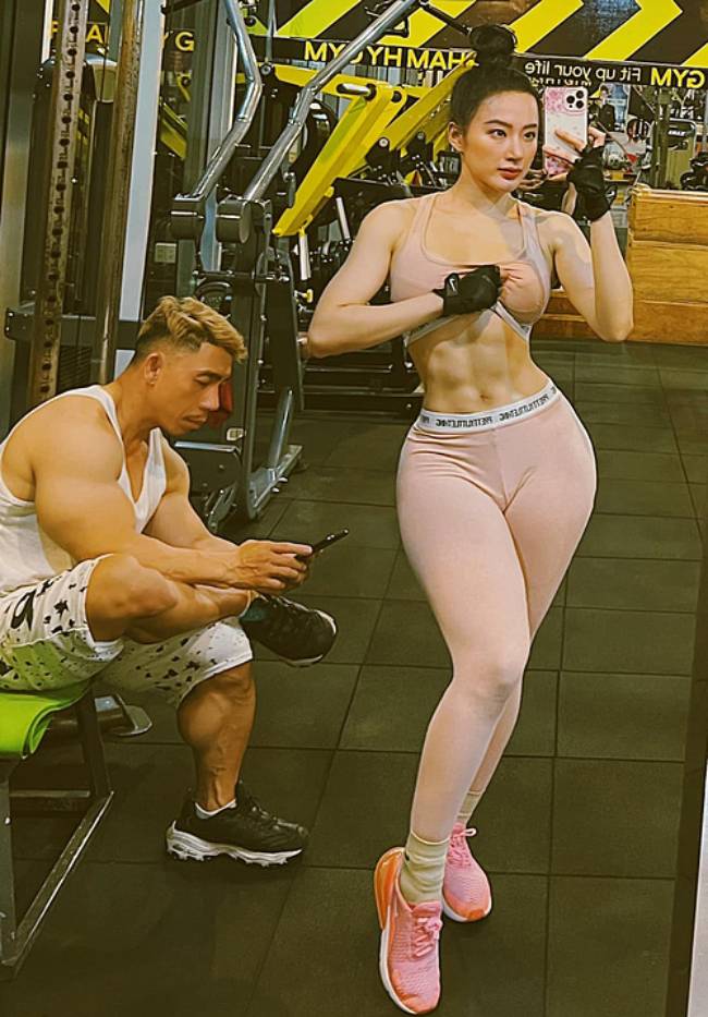Để phát triển cơ bắp toàn diện, vóc dáng cân đối, cô chọn tập gym cùng huấn luyện viên riêng.
