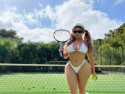 Thời trang - Demi Rose mặc bikini đi chơi tennis