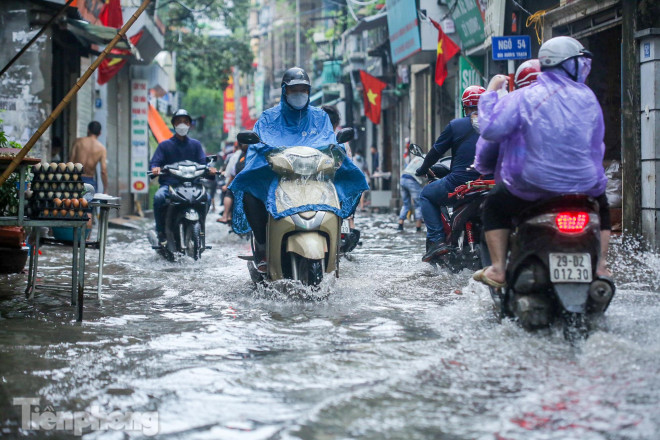 Phố Bùi Xương Trạch (Thanh Xuân, Hà Nội) nhanh chóng chìm trong "biển nước".