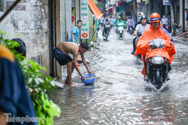 Khu vực Hà Nội ngày mát mẻ, nắng gián đoạn, có mưa rào và dông vài nơi. Từ chiều và đêm có mưa rào và dông rải rác. Gió đông đến đông nam cấp 2-3. Trong mưa dông có khả năng xảy ra lốc, sét, mưa đá và gió giật mạnh. Nhiệt độ thấp nhất 24-26 độ. Nhiệt độ cao nhất 30-32 độ.