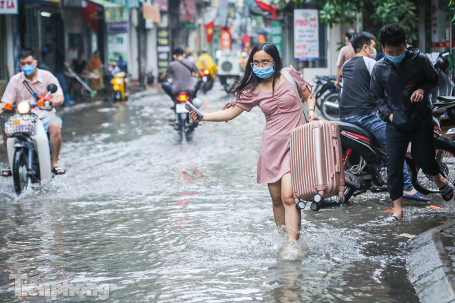 Người đi bộ vất vả băng qua "biển nước".