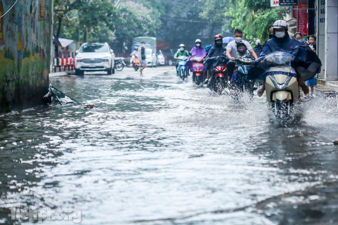 Tương tự tại con ngõ phố Khương Hạ nhanh chóng "biến thành sông" sau 20 phút mưa rào.