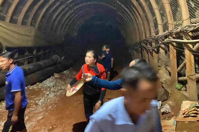 Người dân vào sâu trong hầm khai thác quặng