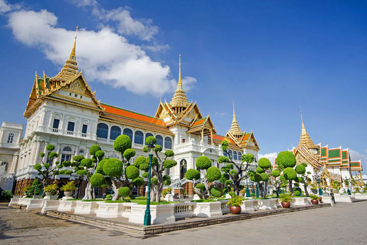 1. Cung điện Hoàng gia

Nếu bạn chỉ đến thăm một điểm du lịch lịch sử chính ở Bangkok, cung điện Hoàng gia là địa điểm phù hợp nhất. Nếu đến đây, bạn cần ăn mặc kín đáo, che chắn hết tay chân và nên đi cùng hướng dẫn viên du lịch.
