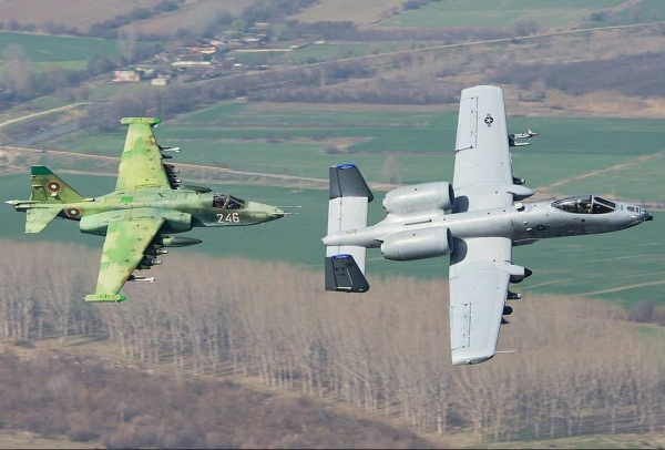 Su-25 Bulgaria (màu xanh) bay cùng một chiếc cường kích A-10 do Mỹ sản xuất. Ảnh: Getty Images