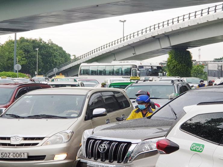Ô tô, xe máy “chôn chân” trước cổng sân bay Tân Sơn Nhất…vì phần mềm thu phí bãi xe trục trặc