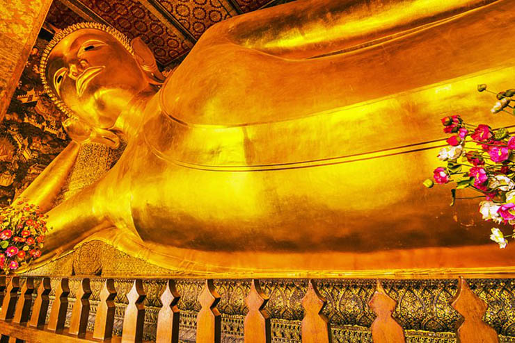 2. Wat Pho

Nằm ngay phía nam của khuôn viên Cung điện Hoàng gia, Wat Pho là một ngôi chùa lâu đời nhất ở Bangkok. Ngày nay, nơi này được biết tới nhiều nhất với cái tên “Chùa Phật nằm”. Bạn sẽ nhìn thấy 1 bức tượng Phật rất lớn, lòng bàn chân được khảm vô số đá quý.
