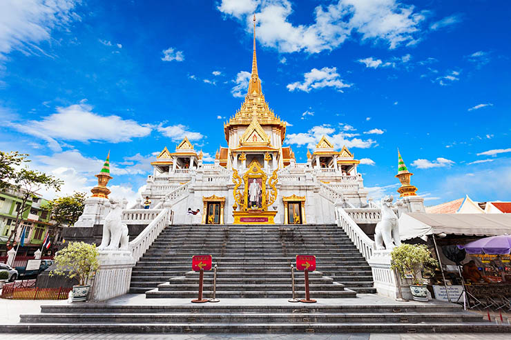 4. Wat Traimit (chùa Phật Vàng)

Ngôi chùa này nổi tiếng với bề dày lịch sử và 1 pho tượng Phật dài 3,5 mét được đúc từ 5,5 tấn vàng nguyên khối. Những nỗ lực truy tìm nguồn gốc của bức tượng này cho tới nay đều thất bại nhưng nó được cho là có từ thời Sukhothai.
