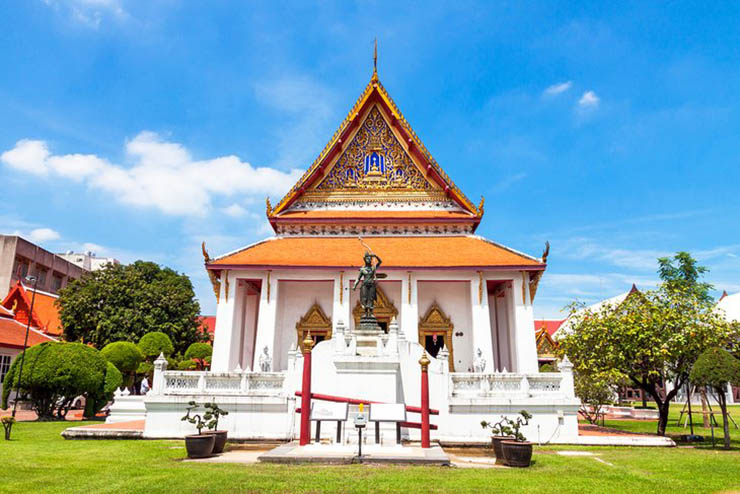 7. Bảo tàng Quốc gia

Những người yêu thích lịch sử sẽ muốn dành ít nhất nửa ngày tham quan ở bảo tàng Quốc gia. Cho đến giữa những năm 1970, đây là bảo tàng duy nhất của Thái Lan, điều này giải thích tại sao bộ sưu tập bên trong lại lớn và đa dạng đến vậy.

