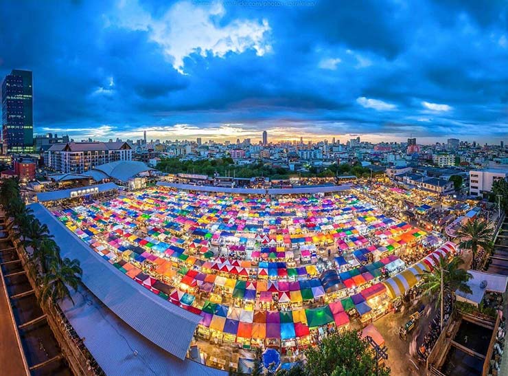 8. Chợ Chatuchak

Nơi này được xem là khu chợ lớn nhất thế giới và là 1 trong những địa điểm nhất định phải ghé qua khi tới Bangkok. Bạn có thể tìm thấy tất cả mọi thứ mình muốn ở đây. Có khoảng 15.000 gian hàng, giá rẻ và bạt ngàn các loại đồ lưu niệm.
