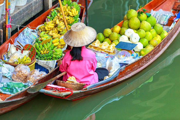 9. Chợ nổi Damnoen Saduak

Để có trải nghiệm chợ thú vị hơn nữa, bạn có thể sắp xếp một chuyến tham quan đến Damnoen Saduak, một chợ nổi ở Ratchaburi (cách Bangkok khoảng 1,5 giờ).&nbsp;Nơi này từng được mệnh danh là “Venice của phương Đông”.
