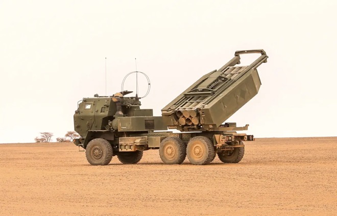 Mỗi xe phóng M142 HIMARS có 6 bệ phóng rocket.