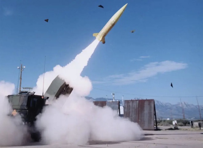 M142 HIMARS có thể phóng tên lửa đạn đạo chiến thuật.