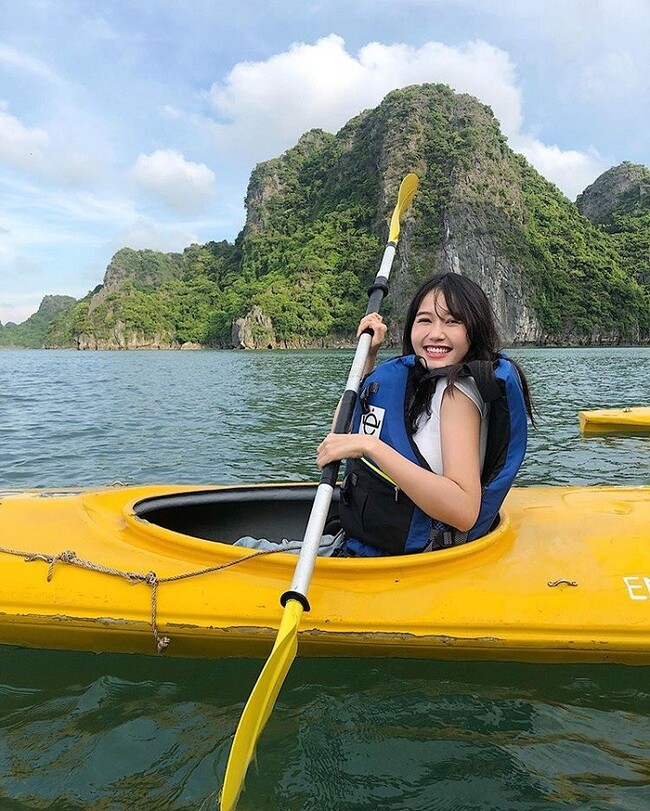 Diễn viên Nhung Gumiho thích thú khi lần đầu được chèo thuyền kayak.
