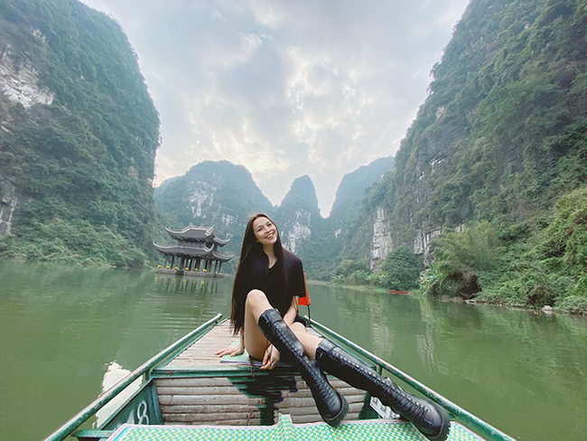 Hiền Thục ngồi thuyền, khám phá những danh thắng độc đáo ở Tràng An (Ninh Bình). Đôi chân thon dài nổi bật của nữ ca sĩ thu hút ánh nhìn.
