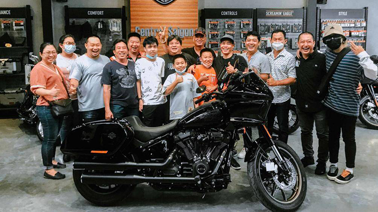 Harley-Davidson Việt Nam vừa giới thiệu mẫu Low Rider ST 2022 với 2 tuỳ chọn màu sơn Vivid Black và Gunship Grey

