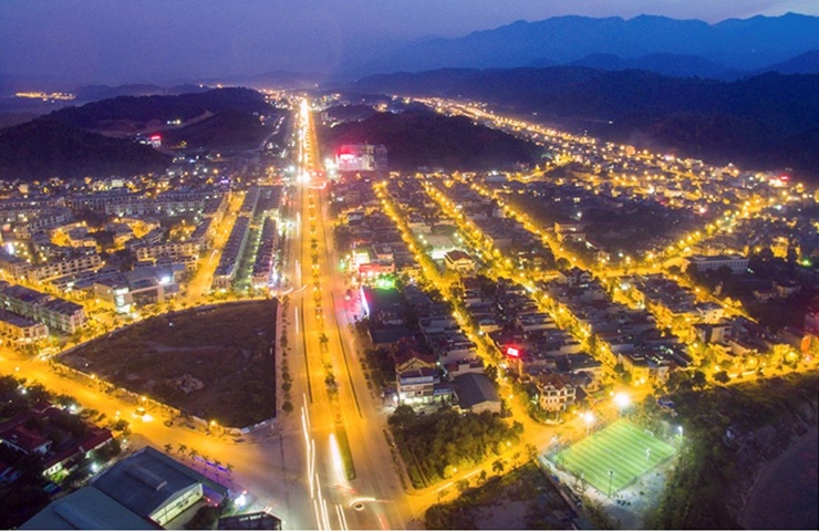 Thành phố Lào Cai về đêm với các khu đô thị được quy hoạch đẹp mắt, gọn gàng.
