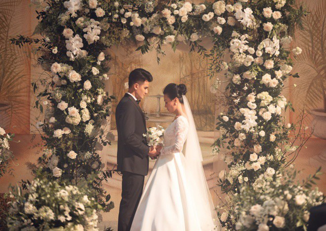 Mới đây cộng đồng mạng xôn xao khi thấy hình ảnh Phương Oanh diện áo cưới xinh đẹp rạng ngời và hạnh phúc bên vị hôn phu điển trai.
