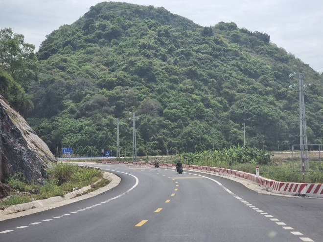 Đường ra Cát Bà đẹp mịn, thênh thang