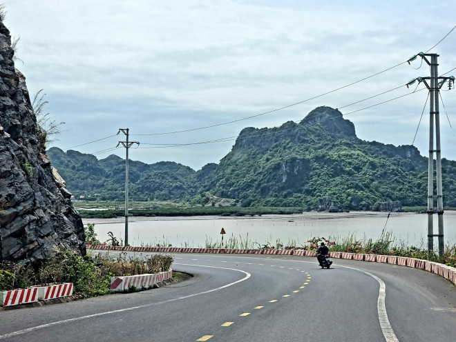 Nhiều người chọn xe máy làm phương tiện di chuyển để cảm nhận hơi thở của đảo nhỏ