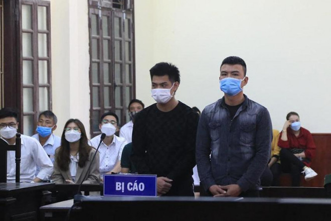 Hai trong số bốn bị cáo tại phiên tòa hồi tháng 4-2022 (phiên này hoãn do không trích xuất được bị cáo). Ảnh: Uyên Trang