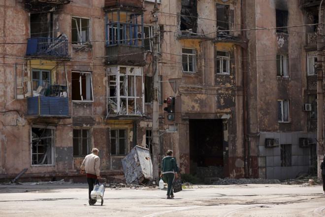 Các tòa nhà bị phá hủy ở miền Đông Ukraine hôm 27-5. Ảnh: AP