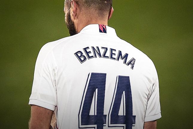 Benzema với số áo 44 khi bắt đầu chơi cho đội một Lyon. (Ảnh: BleacherReport)