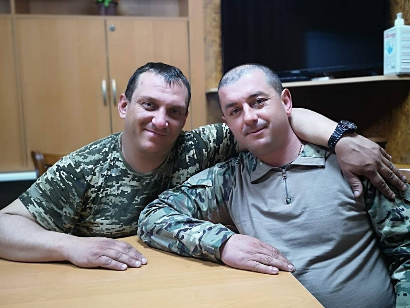 Serhi Lapko (bên trái), chụp ảnh cùng binh sĩ dưới quyền (ảnh: WP)