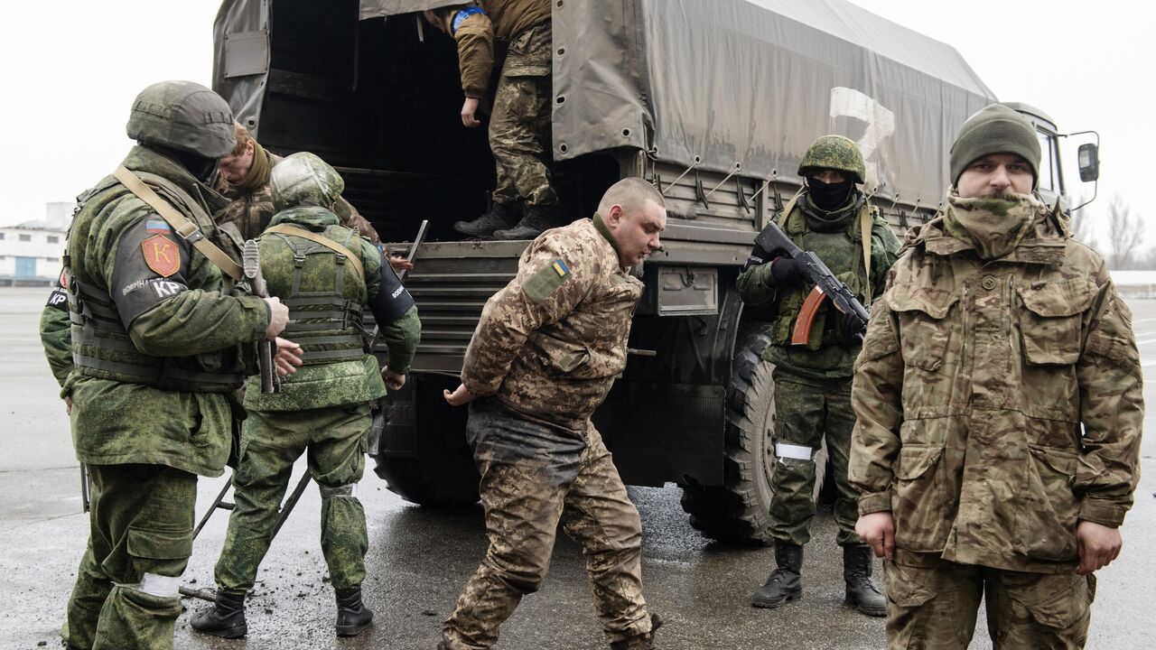 Binh sĩ Ukraine đầu hàng lực lượng Nga (ảnh: RT)