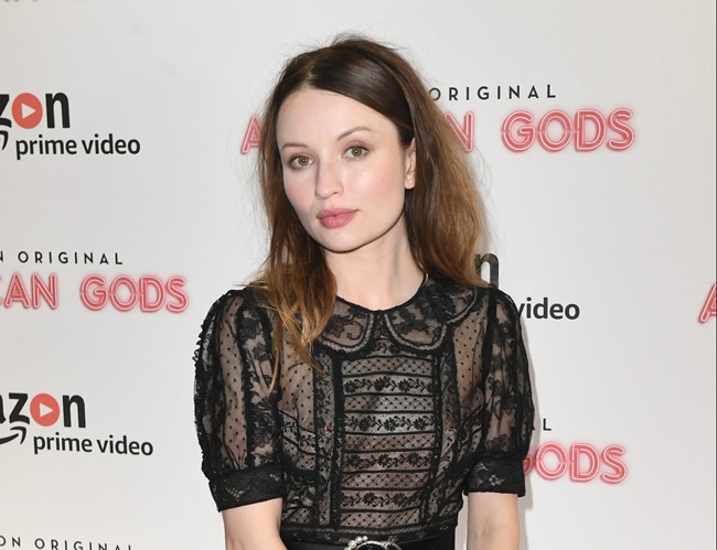 Cảnh khỏa thân 100% của&nbsp;Emily Browning trong American Gods cũng trở thành đề tài bàn tán của truyền thông. Đảm nhận vai nữ chính, cô đào người Úc xuất hiện trong cả ba phần phim.&nbsp;
