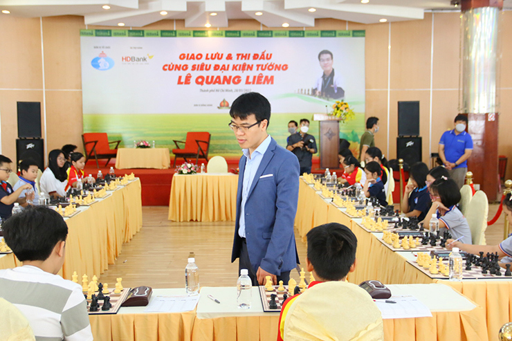 Quang Liêm thi đấu cùng lúc 20 kỳ thủ trẻ&nbsp;